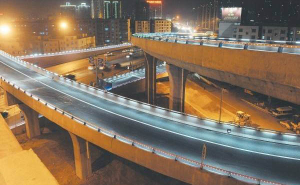 城市立交低空照明鋼管護(hù)欄路燈照明效果