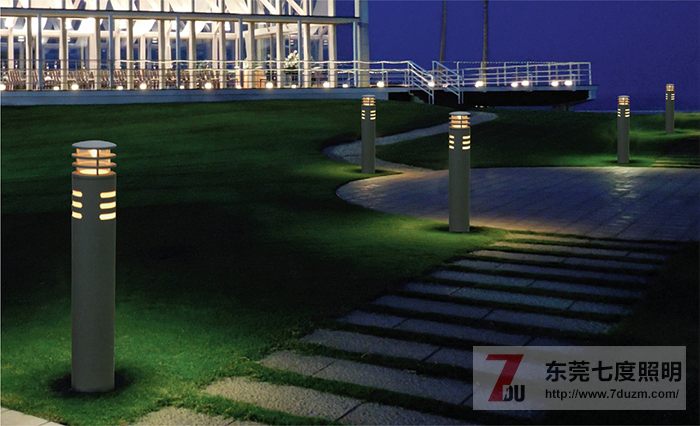 東莞現(xiàn)代草坪燈照明效果圖