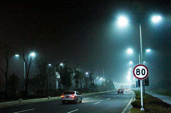 東莞七度照明LED路燈在雨霧季節(jié)增強道路安全的優(yōu)勢