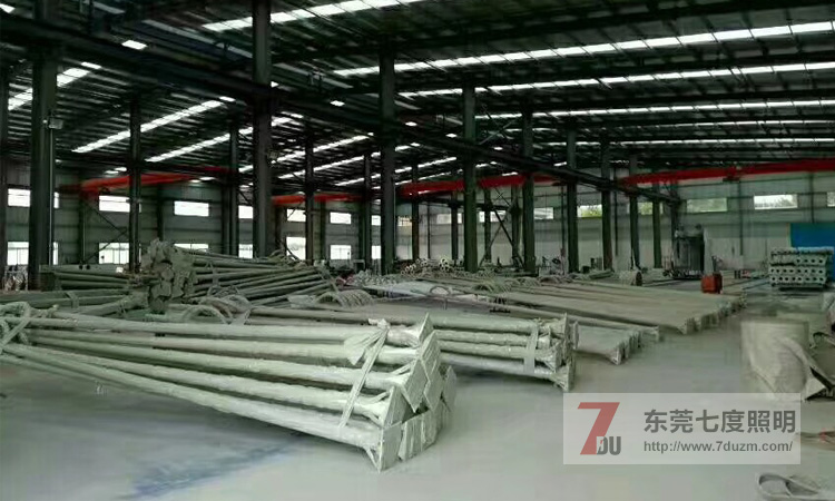 東莞七度照明路燈桿倉庫圖片