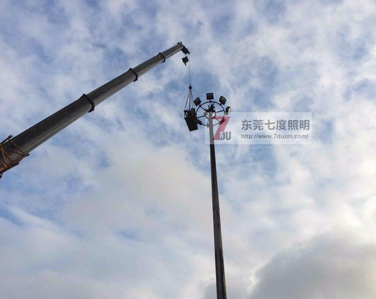 東莞七度照明LED高桿燈安裝現(xiàn)場圖片