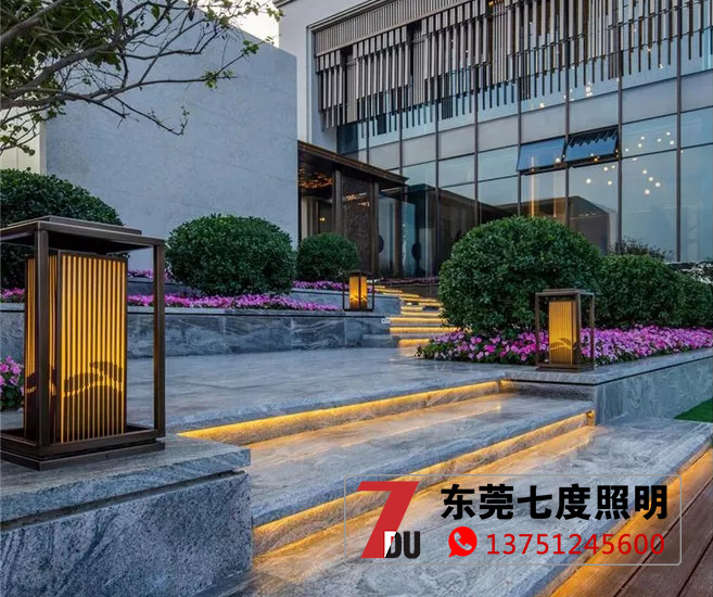 鍍銅拉絲不銹鋼草坪燈\柱頭燈商務園區(qū)安裝實拍效果圖片