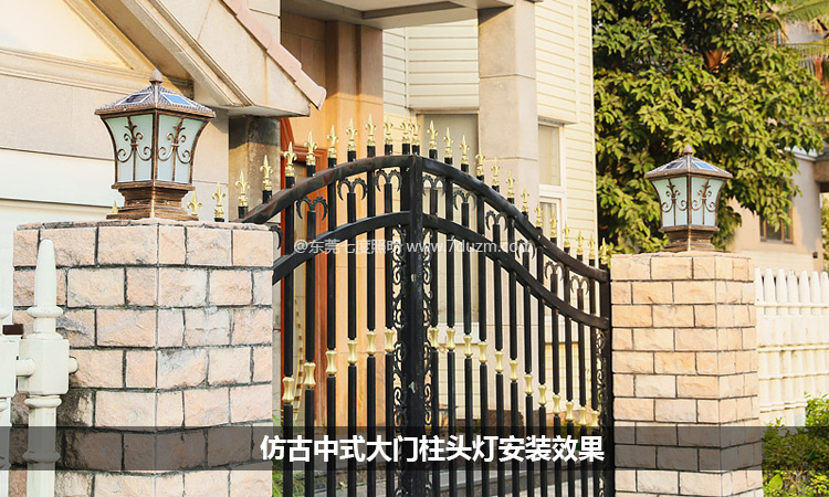 別墅大門兩側(cè)立柱安裝仿古中式柱頭燈效果