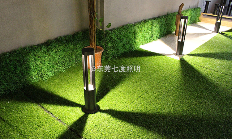 現(xiàn)代LED園林草坪燈6000k白光亮燈效果實景
