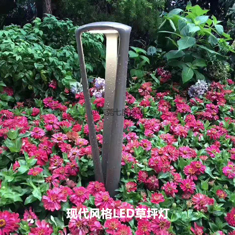 現(xiàn)代風(fēng)格花園LED草坪燈安裝亮燈效果